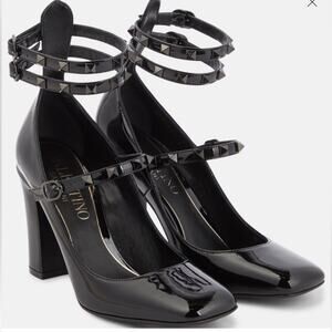 VALENTINO GARAVANI Tan-Go Black patent leather pumps Studded EUC Ankle Strap